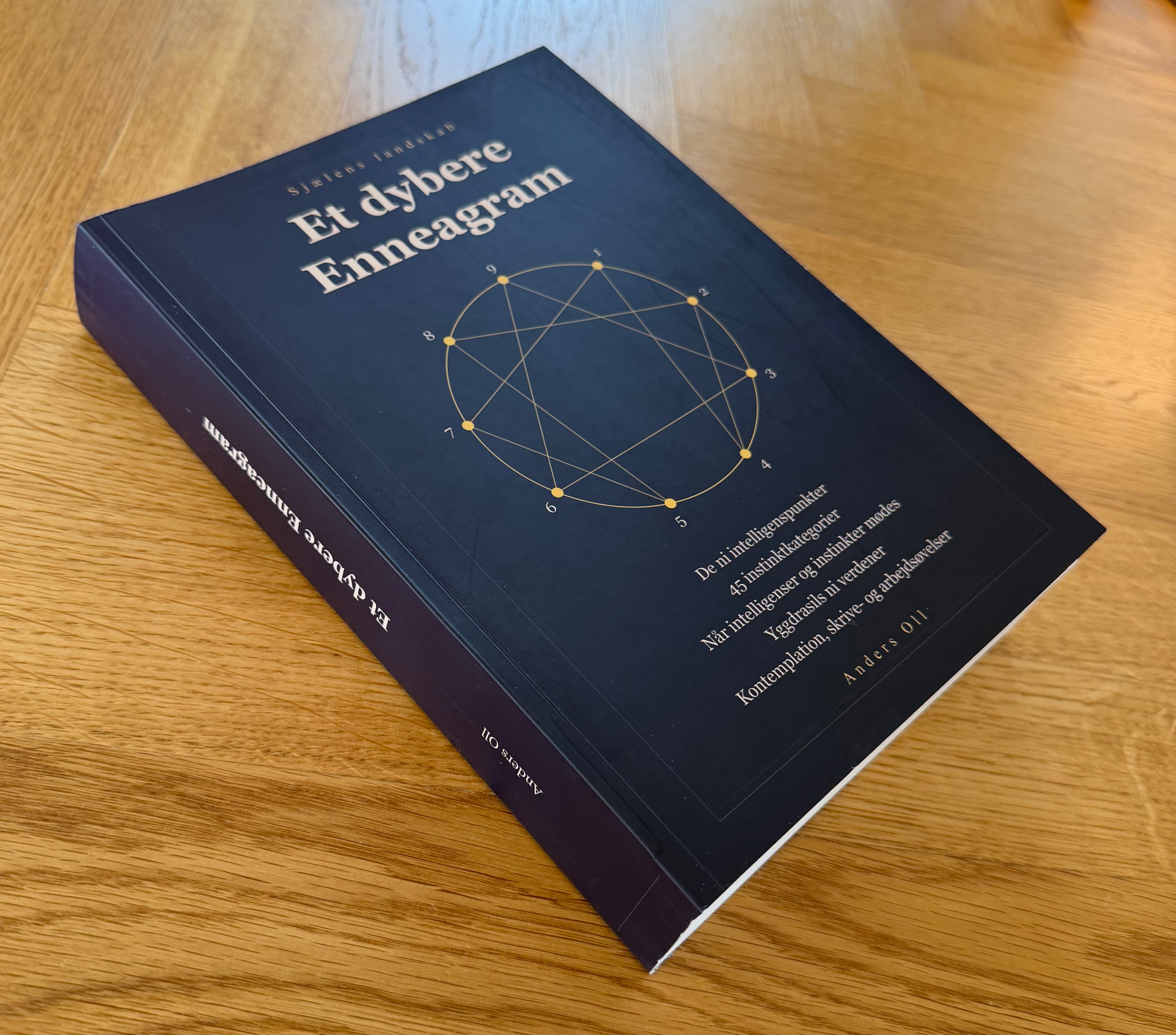 Bogen Et dybere Enneagram på et træbord